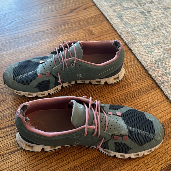 On cloud women’s size 9 with new laces - Picture 3 of 5